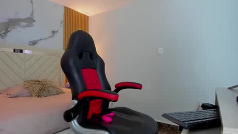 auroramartin2 online show from October 9, 7:45 pm