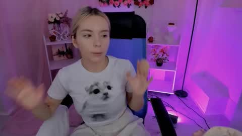 aurorawrenfield online show from October 1, 4:29 am