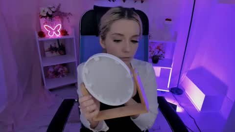 aurorawrenfield online show from October 8, 4:54 am