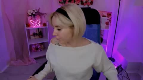 aurorawrenfield online show from November 4, 7:18 am