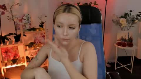 aurorawrenfield online show from January 15, 5:01 am