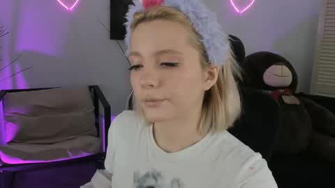 Snapshot of aurorawrenfield chatting on March 6, 4:31 am aurorawrenfield online show from March 6, 4:31 am