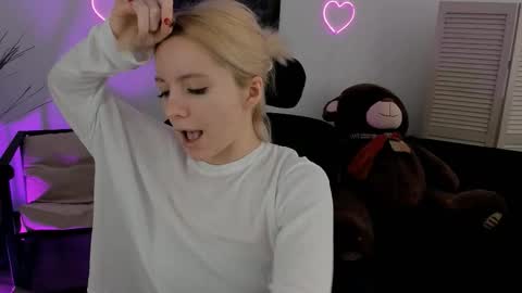 Snapshot of aurorawrenfield chatting on March 12, 10:10 am aurorawrenfield online show from March 12, 10:10 am