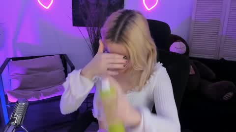 Snapshot of aurorawrenfield chatting on April 2, 4:21 am aurorawrenfield online show from April 2, 4:21 am