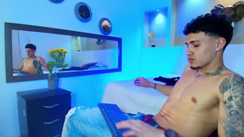 Snapshot of austin_collinss chatting on December 19, 3:40 am AUSTIN online show from December 19, 3:40 am