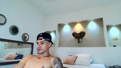 Snapshot of austin_collinss chatting on February 4, 5:21 am AUSTIN online show from February 4, 5:21 am