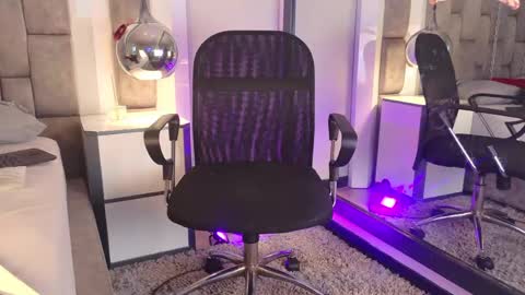austinreeds online show from May 16, 12:59 pm