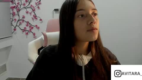 Snapshot of ava_broown chatting on April 16, 1:17 am online show from April 16, 1:17 am