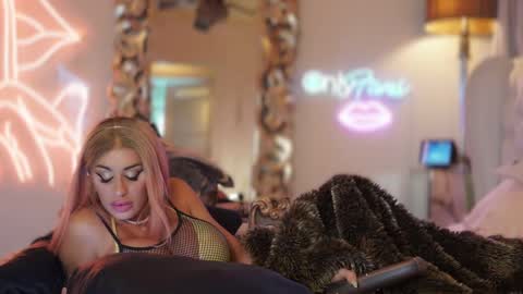 AvalonnFoxx online show from December 18, 6:35 pm