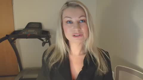 Snapshot of avaluxe_ chatting on January 9, 4:10 pm Eira online show from January 9, 4:10 pm