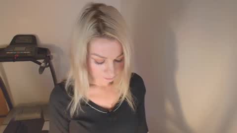 Snapshot of avaluxe_ chatting on January 15, 4:11 pm Eira online show from January 15, 4:11 pm