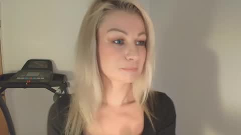 Snapshot of avaluxe_ chatting on January 18, 4:00 pm Eira online show from January 18, 4:00 pm