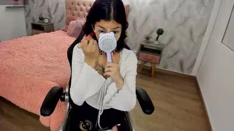 Snapshot of aveline_lux_ chatting on September 24, 9:45 am aveline_lux_ online show from September 24, 9:45 am
