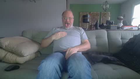 Snapshot of averagegreg chatting on February 26, 10:31 pm Greg online show from February 26, 10:31 pm