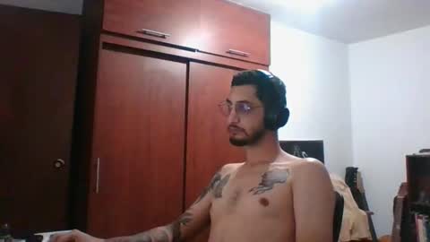 Snapshot of averagelatinbiguy chatting on April 8, 9:53 am averagelatinbiguy online show from April 8, 9:53 am