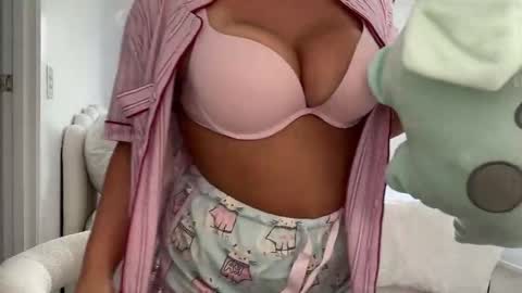 Snapshot of averybabyyx chatting on March 17, 12:15 am ur gf online show from March 17, 12:15 am