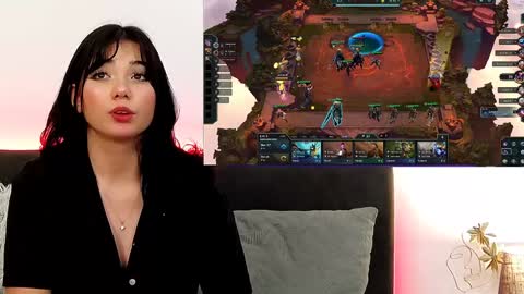 Snapshot of averywillow chatting on February 6, 11:15 pm AveryWillow online show from February 6, 11:15 pm