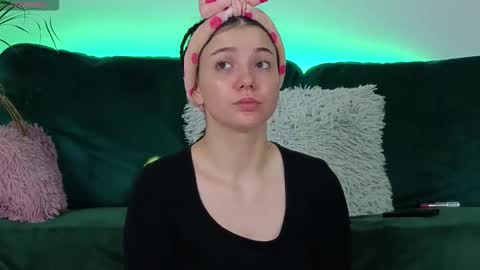 Snapshot of averywillow chatting on September 30, 4:28 am AveryWillow online show from September 30, 4:28 am