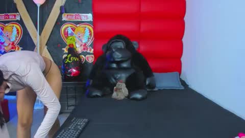 avi_thomsonn online show from February 24, 2:42 am