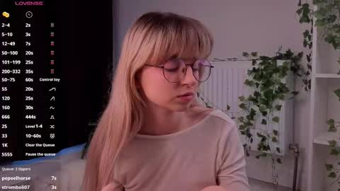 Snapshot of aviaveavi chatting on March 30, 3:46 pm aviaveavi online show from March 30, 3:46 pm