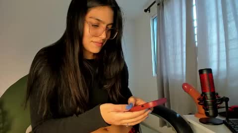 Snapshot of avis12_ chatting on April 18, 8:09 pm Follow me Pvt and c2c is on online show from April 18, 8:09 pm
