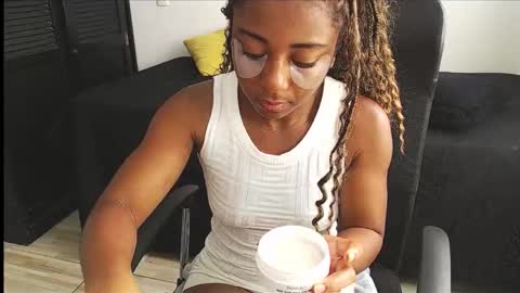 AVIS  online show from November 9, 4:49 pm