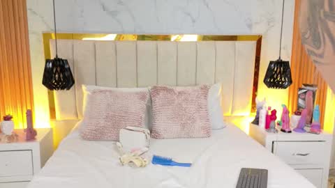 Snapshot of avril_evansgb chatting on December 18, 1:06 pm Javier y Lorena online show from December 18, 1:06 pm