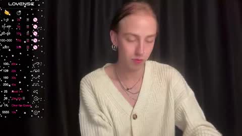 avril_pearly_ online show from December 8, 4:39 pm
