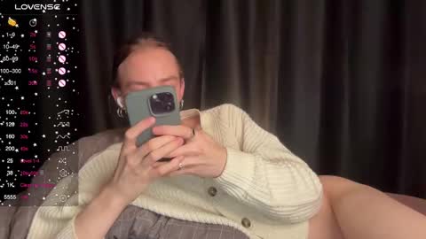 avril_pearly_ online show from December 8, 7:54 pm