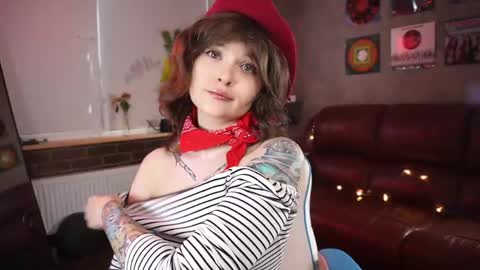 Snapshot of awondrr chatting on March 28, 1:33 pm Alice online show from March 28, 1:33 pm