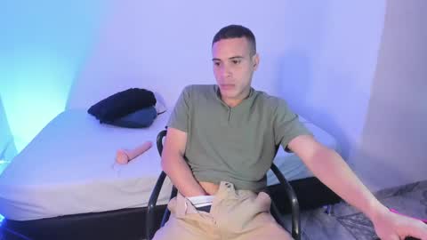 axel__fierro online show from April 18, 8:20 pm