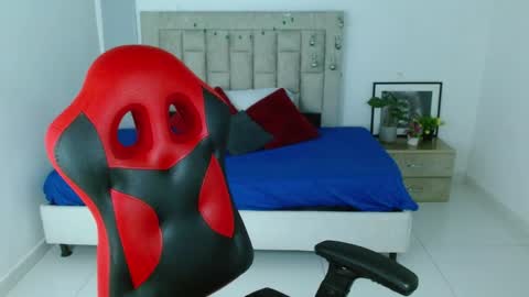 Axel online show from February 7, 11:30 pm