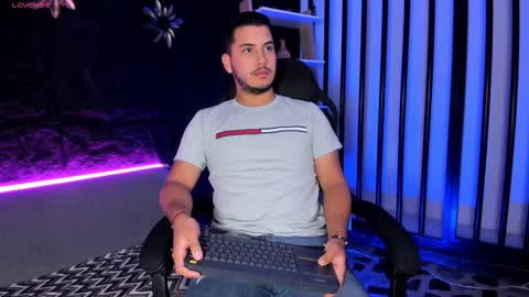axel_grey_ online show from December 18, 12:22 pm