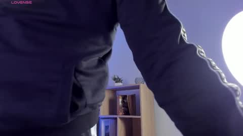 axel_grey_ online show from May 4, 12:45 pm