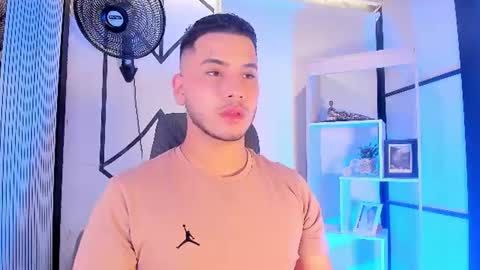 Snapshot of axel_grey_ chatting on June 14, 5:09 am axel_grey_ online show from June 14, 5:09 am