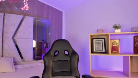 Snapshot of axel_grey_ chatting on July 7, 1:04 pm axel_grey_ online show from July 7, 1:04 pm