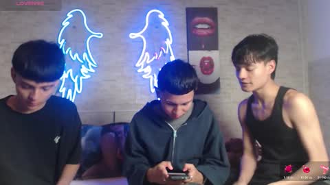 Snapshot of axel_milo_and_kairo chatting on November 28, 9:39 pm axel_milo_and_kairo online show from November 28, 9:39 pm