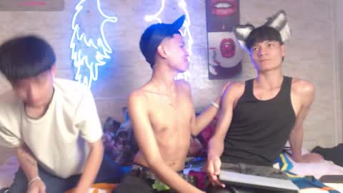 Snapshot of axel_milo_and_kairo chatting on November 30, 4:05 am axel_milo_and_kairo online show from November 30, 4:05 am