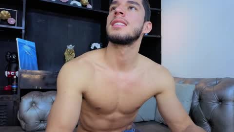 Snapshot of axel_tone chatting on March 31, 9:48 pm Axel online show from March 31, 9:48 pm