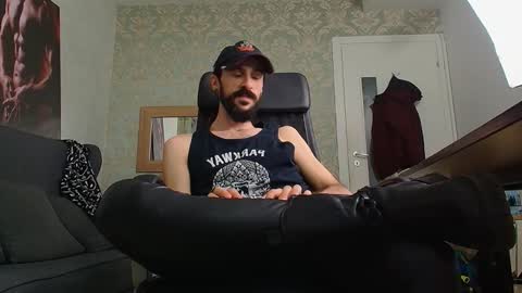 Snapshot of axelcolton chatting on January 18, 2:02 pm AxelColton online show from January 18, 2:02 pm