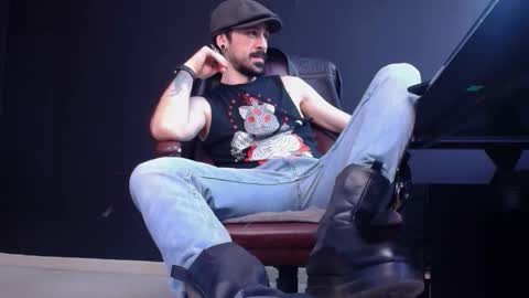 Snapshot of axelcolton chatting on October 18, 10:27 am AxelColton online show from October 18, 10:27 am