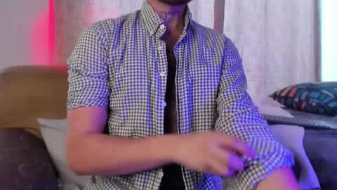 Snapshot of axelg_rose chatting on January 27, 3:39 pm    online show from January 27, 3:39 pm
