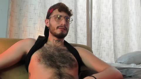 Snapshot of axelg_rose chatting on February 3, 8:03 pm    online show from February 3, 8:03 pm