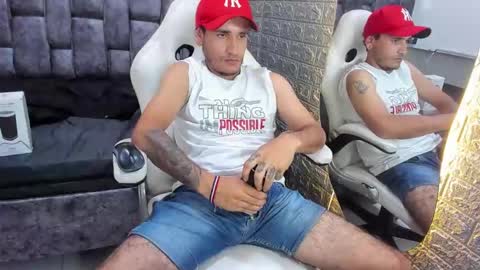 Snapshot of axell_cross2 chatting on February 4, 11:49 pm Axell Cross2 online show from February 4, 11:49 pm