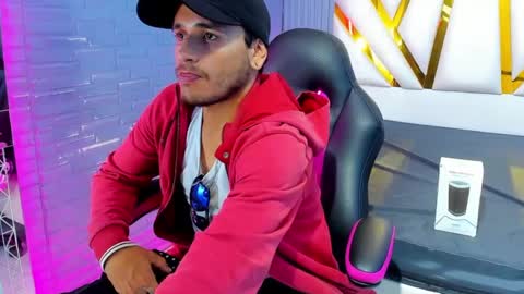 Snapshot of axell_cross2 chatting on February 11, 7:05 pm Axell Cross2 online show from February 11, 7:05 pm