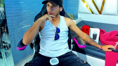 Snapshot of axell_cross2 chatting on February 11, 11:01 pm Axell Cross2 online show from February 11, 11:01 pm