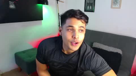 Snapshot of axell_dior chatting on May 23, 2:50 am axell online show from May 23, 2:50 am