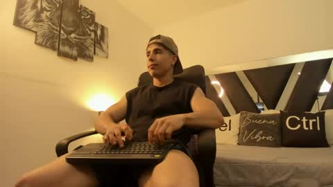 axelmartinezz online show from May 4, 8:38 pm