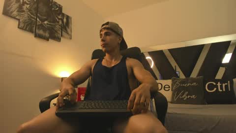 axelmartinezz online show from May 5, 9:01 pm