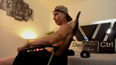 axelmartinezz online show from May 6, 11:54 pm